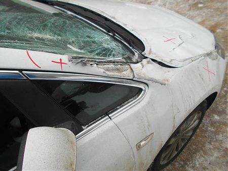 Поврежденная правая стойка лобового стекла Opel Astra